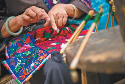 中國(guó)手工坊探路非遺傳承新模式 走進(jìn)繡娘的日常