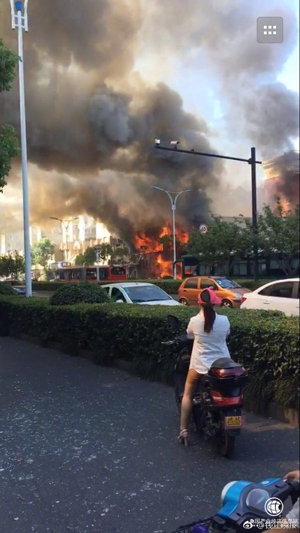 杭州一街邊餐館煤氣瓶爆炸，路過公交車玻璃全碎至少1人傷重