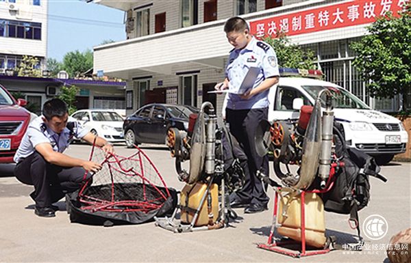 重慶兩男子駕組裝動力傘搞商業(yè)宣傳，在機場禁區(qū)一落地就被抓