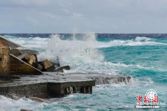 資料圖：受臺風(fēng)?？ㄓ绊懀?3日西沙、中沙群島附近海面，西到西南風(fēng)7-8級，陣風(fēng)9級，三沙永興島附近海面掀起層層巨浪，拍打岸邊。 <a target=