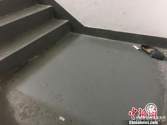 父親住女兒家門口樓道后續(xù) 女兒：他拿了錢走了