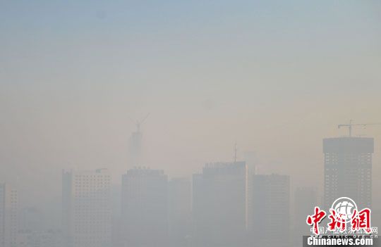 資料圖：2014年1月14日，沈陽(yáng)遭遇中度污染，市區(qū)部分地區(qū)如“海市蜃樓”。<a target=