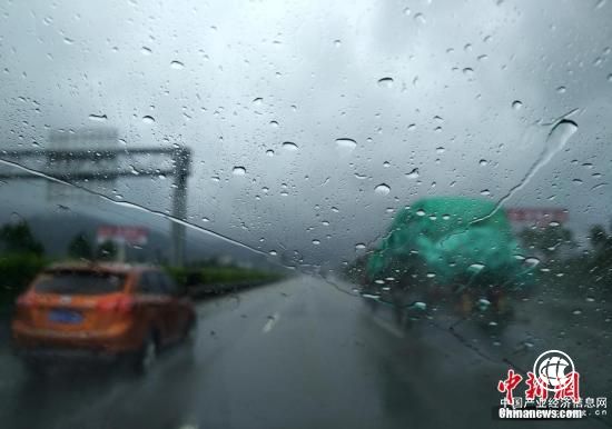 福州車輛在大雨中出行。當(dāng)日14時(shí)26分，福建省氣象臺(tái)繼續(xù)發(fā)布暴雨橙色預(yù)警信號(hào)。張斌 攝