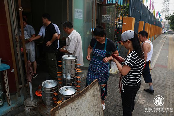 北京早餐漲價煎餅配豆?jié){就要超10元，商家叫苦：虧本賣早點