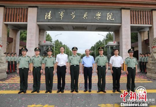 中國(guó)人民解放軍陸軍步兵學(xué)院掛牌 系副軍級(jí)院校（圖）