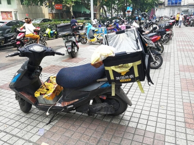 外賣小哥“丟”電動(dòng)車要跳樓 其實(shí)車只是被推走