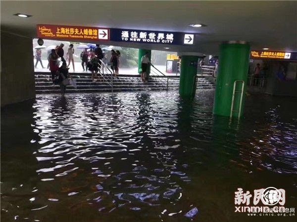 滬強(qiáng)降雨致人民廣場(chǎng)下沉式廣場(chǎng)地下通道嚴(yán)重積水，目前已清理