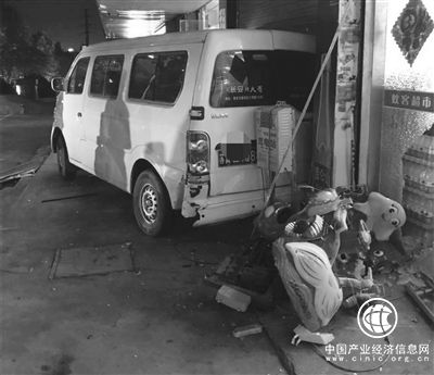 女司機拿駕照第二天就闖禍 油門當剎車直撞超市大門