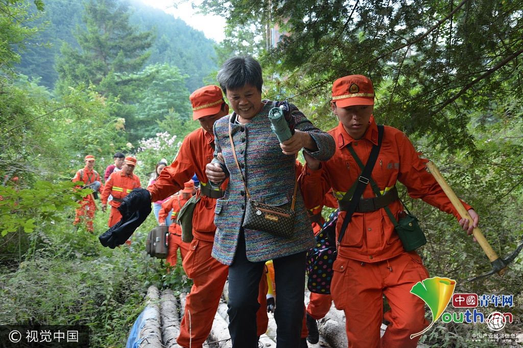 四川九寨溝地震：森林中隊官兵轉移被困群眾