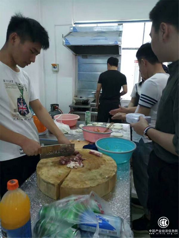 湖北大學大四生創(chuàng)辦“共享廚房”：十元用一次，學校審核食材