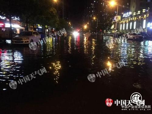 11日夜間，湖北襄陽出現(xiàn)強降雨，道路積水嚴重。尤雪 攝