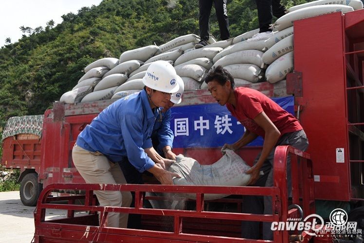 藍(lán)田貧困戶危房改造遇困難 央企上門“添磚加瓦”