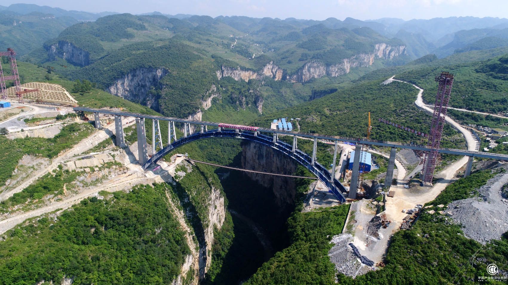 中國高鐵首座鋼管混凝土轉體拱橋建成 創(chuàng)三項紀錄