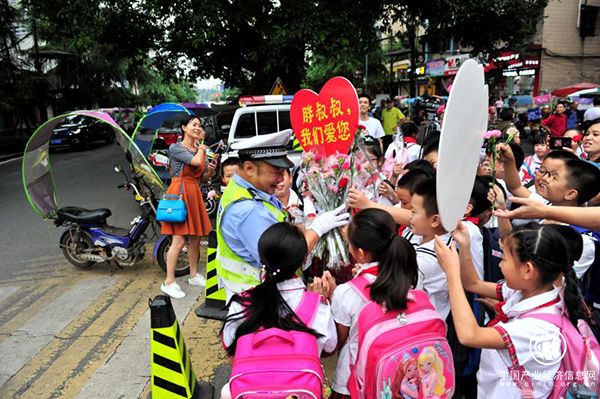 重慶58歲“網紅”警察重返小學執(zhí)勤，市民曾寫信希望其返崗  