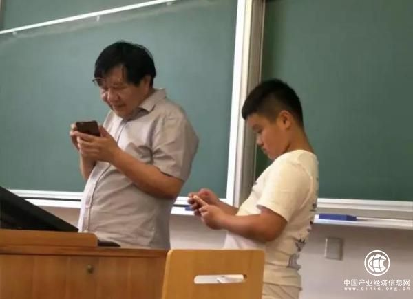 十歲男生在復旦大學旁聽加老師微信，其母強調(diào)他不是“神童”