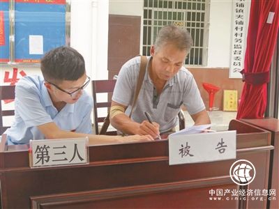 湖北英山“車載法庭”進村：法官審理土地糾紛，還給村民普法