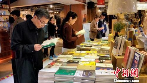 資料圖：合肥新華書店三孝口書店生意火爆，眾多讀者前來挑選書本借閱。夏瑩