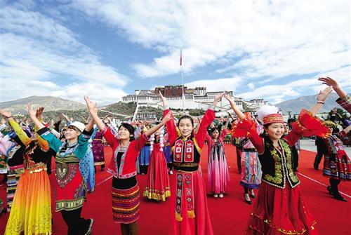 “日子越過越幸?！薄鞑卮頍嶙h民生改善