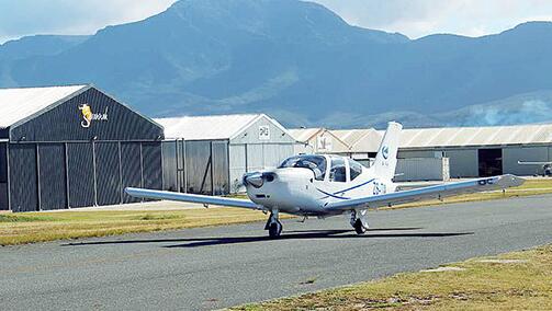 中國(guó)航空工業(yè)2架“小鷹”500在南非首飛