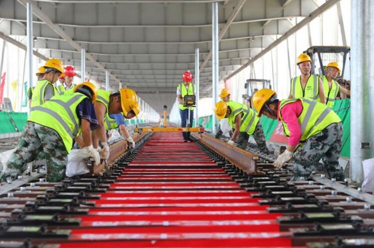 中國(guó)鐵建承建世界最大跨度鋼拱橋軌道鋪通