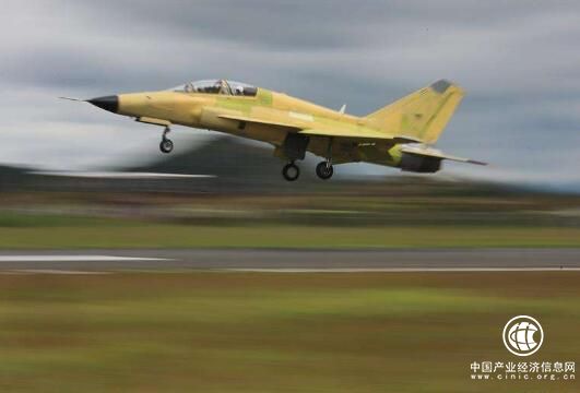 國產多用途飛機FTC-2000G在貴州安順機場首飛成功