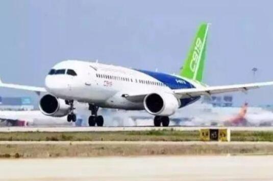 C919大型客機(jī)轉(zhuǎn)場(chǎng)南昌瑤湖機(jī)場(chǎng)試飛