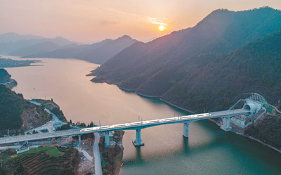 黃杭高鐵開通運營 高鐵沿線穿越7個5A級景區(qū)