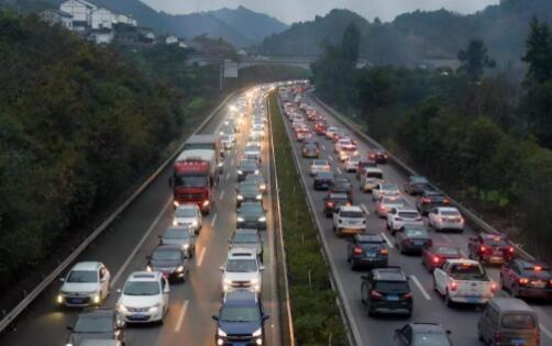 從火車小馬扎到自駕出行：春運回家路的變遷