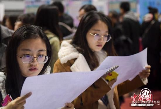 九部門(mén)：不得將限制生育作為錄用女職工的條件