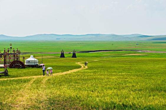 內(nèi)蒙古草原錯(cuò)峰旅游受游客青睞