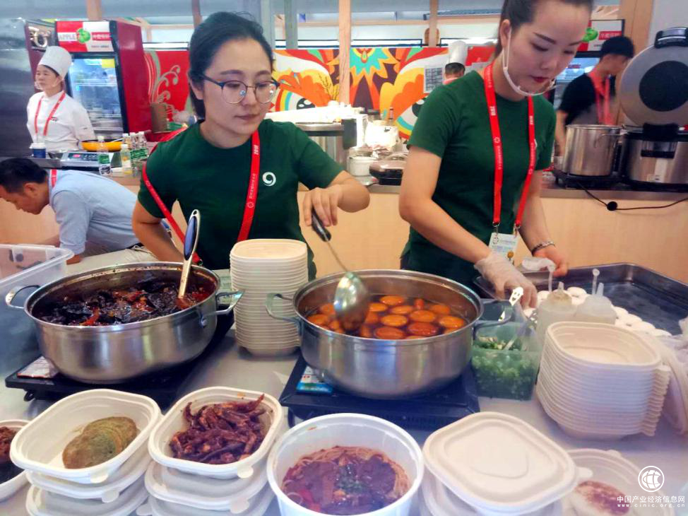 湖南特色小吃 臭豆腐、桂花糖油粑粑