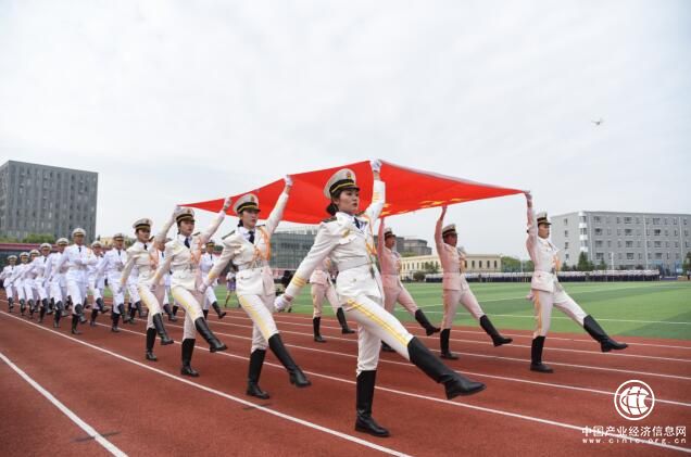 青島理工大學(xué)琴島學(xué)院隆重舉行2019級新生軍訓(xùn)匯報表演暨開學(xué)典禮