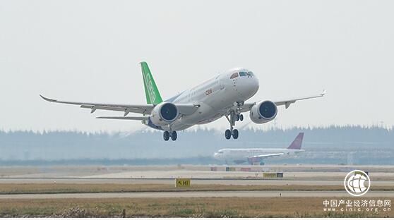 C919大型客機(jī)105架機(jī)轉(zhuǎn)場南昌試飛