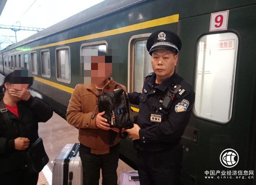 旅客大意錯拿行李 深鐵乘警車上找回