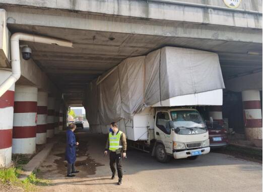 超限貨車卡橋，浙江省交通集團杭金衢金華處快速處置保障橋梁安全