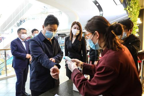 山東臨沂：市長帶頭“下館子”體驗分餐制 調(diào)研餐飲企業(yè)疫情防控