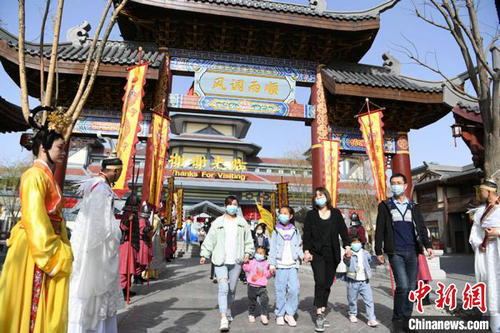 甘肅嘉峪關(guān)“疫”后旅游業(yè)漸重啟 絲路文化樂園“科技+傳統(tǒng)”助力