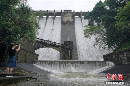 香港天文臺發(fā)出三年來首個黑雨警告 錄得逾萬次云對地閃電