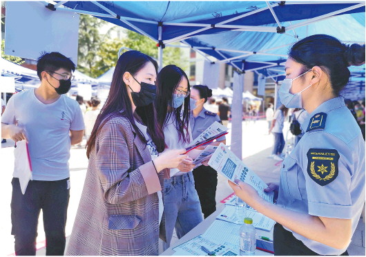 “特殊畢業(yè)季”，大學(xué)生想去哪兒 —基于一場線下招聘會的觀察