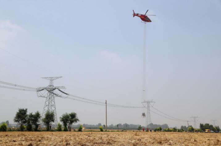 世界首次特高壓直流線路直升機(jī)帶電作業(yè)圓滿(mǎn)完成