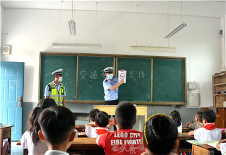 棗莊市山亭區(qū)西集鎮(zhèn)：交警叔叔走進(jìn)校園上《交通安全第一課》