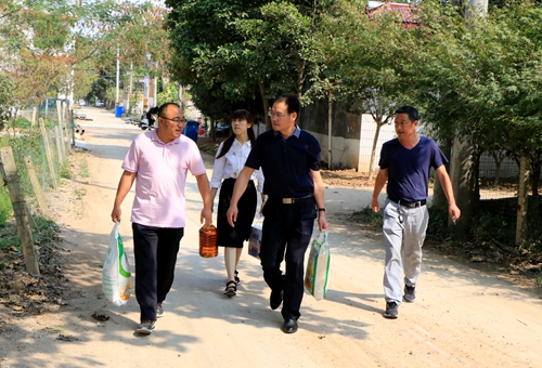 郯城縣委黨校到高峰頭鎮(zhèn)走訪慰問農村困難老黨員