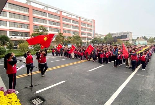 郯城縣楊集鎮(zhèn)中心小學(xué)慶祝中國少年先鋒隊建隊71周年暨新隊入隊儀式