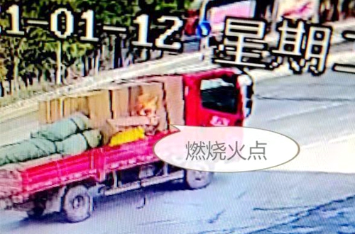 郯城：兩安全員訓(xùn)練有素 兩分鐘撲滅燃燒車(chē)火