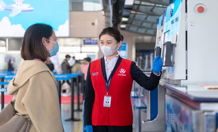 剛?cè)岵?jì)守好“空中門戶 ”，瞧！青島機(jī)場的巾幗力量