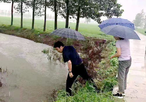 郯城縣歸昌鄉(xiāng)主要領(lǐng)導(dǎo)冒雨檢查防汛工作