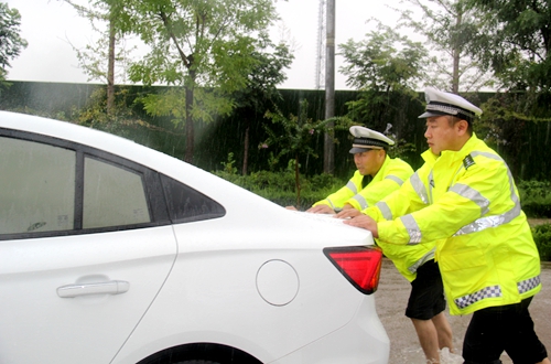 郯城：暴雨中的美麗身影