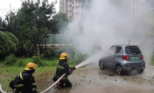 電動(dòng)車失火濃煙滾滾 濟(jì)寧消防迅速滅火