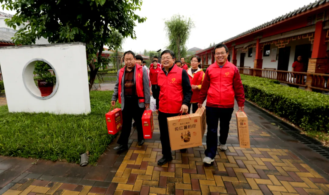 奧德曼酒莊開展重陽節(jié)敬老愛老送溫暖活動