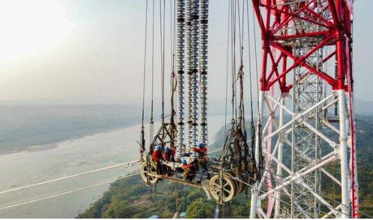 白鶴灘送江蘇特高壓輸電工程順利跨越長江